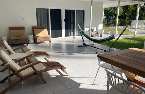 Kewarra Beach House | Da White Beachfront House Near Palm Cove