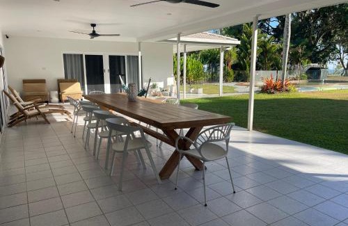 Kewarra Beach House | Da White Beachfront House Near Palm Cove