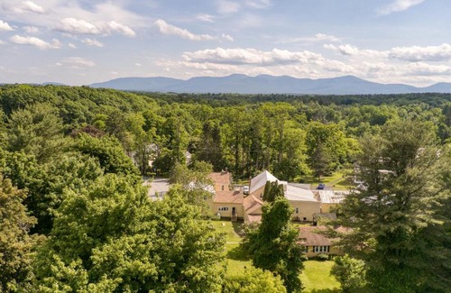 Greenville House | Daffodil by AvantStay Countryside Retreat in Historic Home w Large Backyard