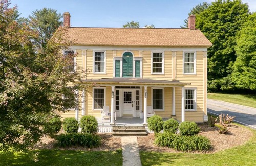 Greenville House | Daffodil by AvantStay Countryside Retreat in Historic Home w Large Backyard