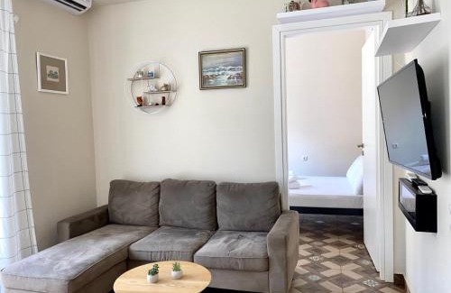 Dafni-Ymittos Apartment | Dafni's home is in 200m to metro Ag Ioanis