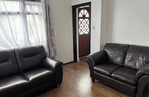 River House | Dagenham - Stay 5 - Garden - Parking - PetFriendly