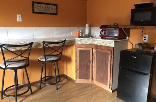 Baxley House | DAH Suites are clean, affordable private rooms with in a country setting.