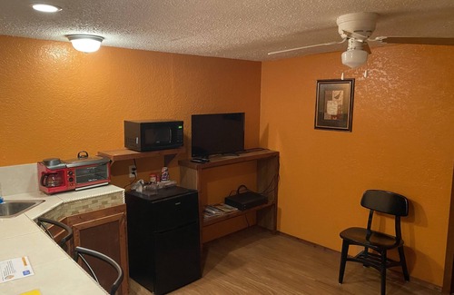 Baxley House | DAH Suites are clean, affordable private rooms with in a country setting.