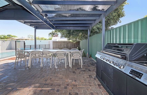 Lower Mitcham House | Daicos LUX Manor - Pool, Sleeps 12