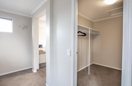 Ocean Grove House | Daintree Family Getaway Huge yard Aircon Heating Sleeps 12 Parks Beaches Table Tennis