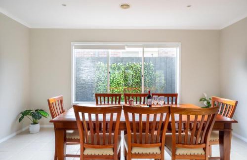 Ocean Grove House | Daintree Family Getaway Huge yard Aircon Heating Sleeps 12 Parks Beaches Table Tennis