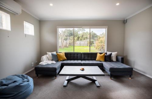 Ocean Grove House | Daintree Family Getaway Huge yard Aircon Heating Sleeps 12 Parks Beaches Table Tennis