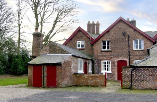 Knutsford Apartment | DAIRY APARTMENT 1, character holiday cottage in Tatton Park