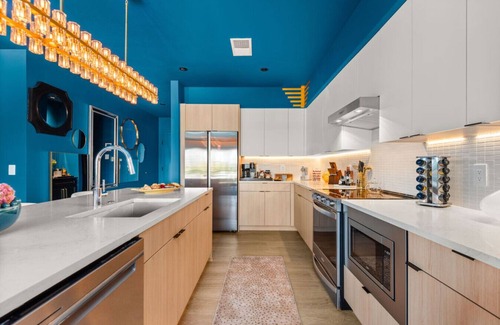 Downtown Nashville Apartment | Daisy`s Saloon - Balcony, pool & gym!