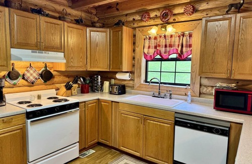 Byrdstown Cabin | Dale Hollow Cabin · 3 Levels · Hot Tub · Huge Fire Ring · Sleeps 10