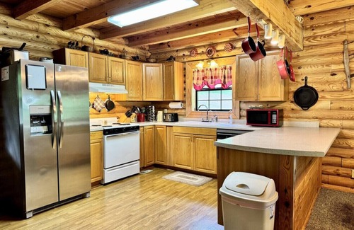 Byrdstown Cabin | Dale Hollow Cabin · 3 Levels · Hot Tub · Huge Fire Ring · Sleeps 10