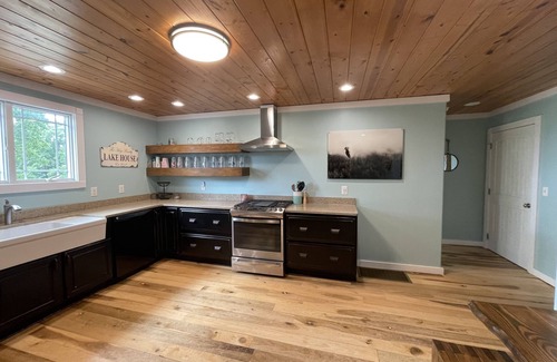 Burkesville House | Dale Hollow Lakehouse, Hot Tub, gameroom, 2 SUPs, 4 acres, awesome views