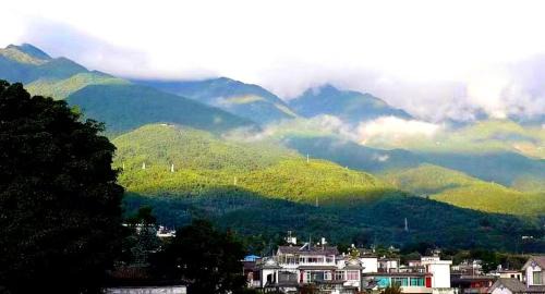 Dali Ancient Town House | Dali Lily Pad Inn,near the Honglongjing Gate of the ancient city,only 200 meters ,Close to Cangshan and Erhai Lake,English-speaking service, convenient payment