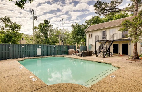 Knox - Henderson Apartment | Dallas Condo with Pool Access - Walk to Knox Street!