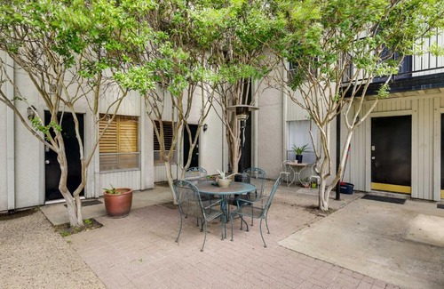 Knox - Henderson Apartment | Dallas Condo with Pool Access - Walk to Knox Street!
