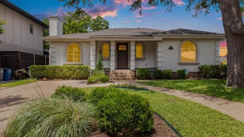Northwest Dallas House | Dallas Flair House Midway-Hollow, Uptown close by