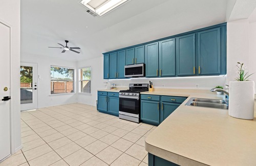 The Colony House | Dallas Rare find, Free Wi-Fi, Long Stay discount