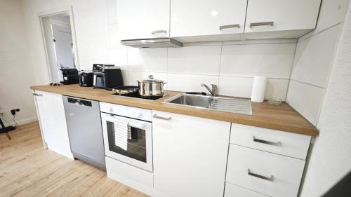 Mulheim-Karlich Apartment | DANESSI-Business-Apartment, 2 Minuten zum Industriegebiet M-K, 10 Minuten nach Koblenz, WLAN, King Size TV Bett, Vollausgestattete Küche mit Ninja Heißluft uvm