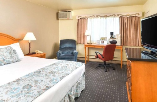 Solvang Hotel | Danish Experience in Solvang! Pool, Quick Drive to Sunny Fields Park