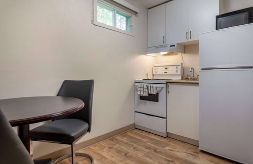 Beresford Hotel | Danny’s Hotel Suites, SureStay Collection by Best Western