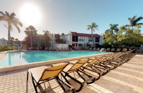 Bradenton Beach House | Dans Florida Condos Whispering Waves at Runaway Bay