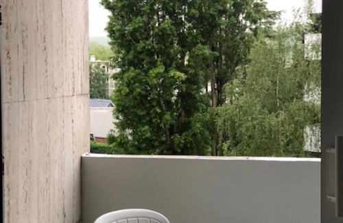 Rueil-Malmaison Apartment | Dans la Verdure, au Calme Près de Paris