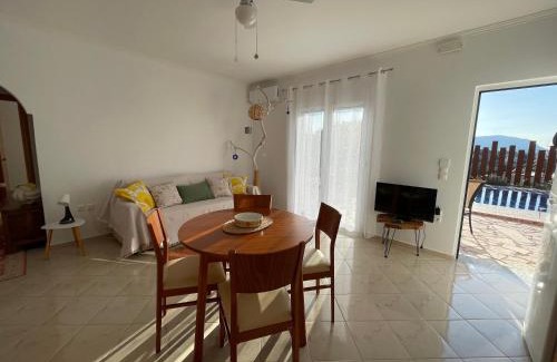 Douliana Apartment | Dans une villa avec piscine privée, calme, proche des plages, vues mer et montagnes