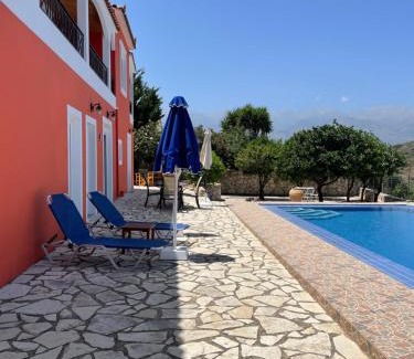 Douliana Apartment | Dans une villa avec piscine privée, calme, proche des plages, vues mer et montagnes