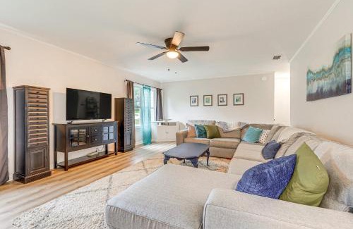 Daphne House | Daphne Home with Deck Close to Beaches and Parks!
