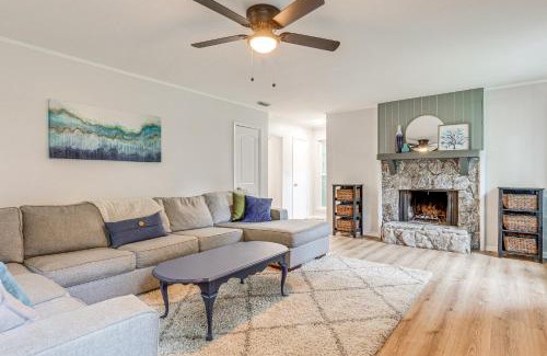 Daphne House | Daphne Home with Deck Close to Beaches and Parks!