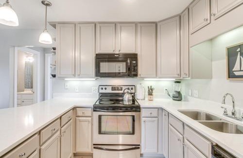 Darien Apartment | Darien Condo with Boat Dock Access Walk to Downtown