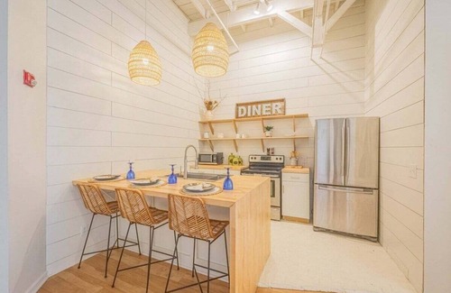 Athens Apartment | Darlin' Downtown Dawghouse
