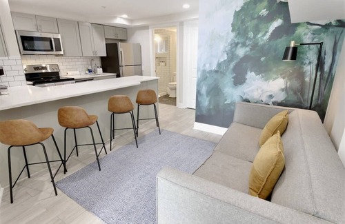 Hill East Apartment | Darling Apartment in Capitol Hill - TWO min to Metro!