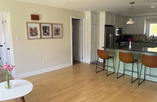 Caledon House | Darling Bungalow in the heart of quaint Inglewood, On. 15 minutes from Osprey!