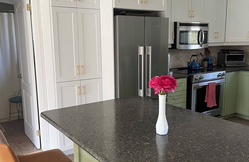 Caledon House | Darling Bungalow in the heart of quaint Inglewood, On. 15 minutes from Osprey!