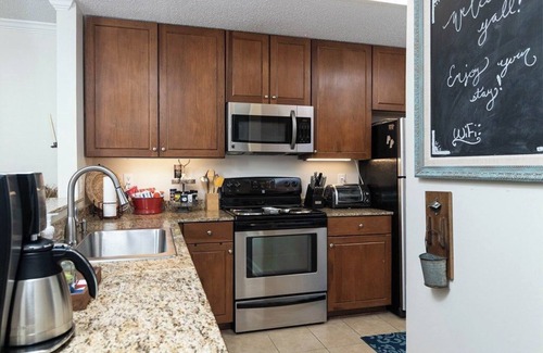 Oxford Condo | Darling Townhouse Walking distance to the Stadiums and THE GROVE!