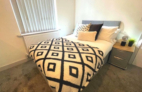 Wigan House | Darlington Suites Double Room with En-Suite in WN1