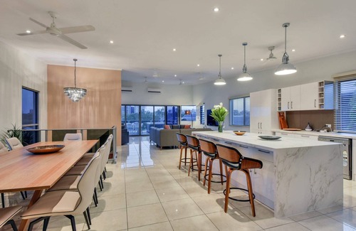 Stuart Park House | Darwin City Lights - city skyline views and jacuzzi