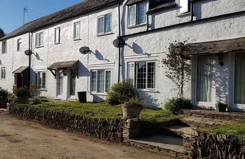 Liskeard Cottage | Davy Cottage in the Countryside With Horse Riding