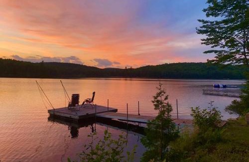 Hastings Highlands House | Dawson Loop Inn 3BR Lakefront Chalet Style Cottage