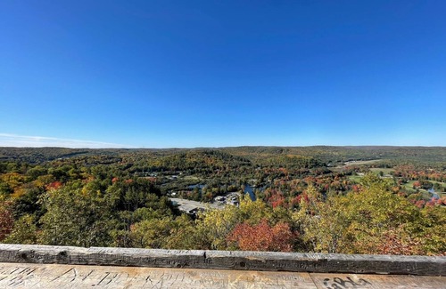 Hastings Highlands Cottage | Dawson Loop Inn - Private Lakefront Cottage
