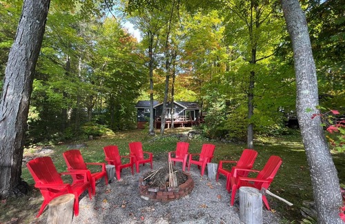 Hastings Highlands Cottage | Dawson Loop Inn - Private Lakefront Cottage