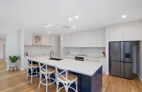 Pearl Beach House | Daybreak Cottage by HolidayCo.