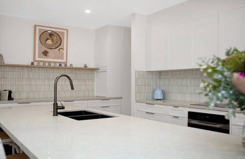 Pearl Beach House | Daybreak Cottage by HolidayCo.