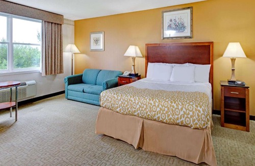 Methuen Hotel | Days Hotel by Wyndham Methuen MA Conference Center