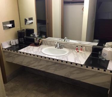 Orchard District Hotel | Days Inn by Wyndham Bend