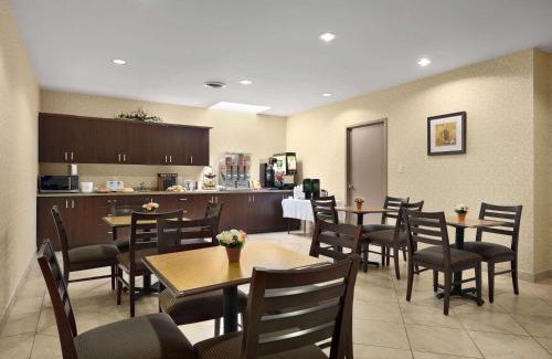 Brampton Hotel | Days Inn by Wyndham Brampton