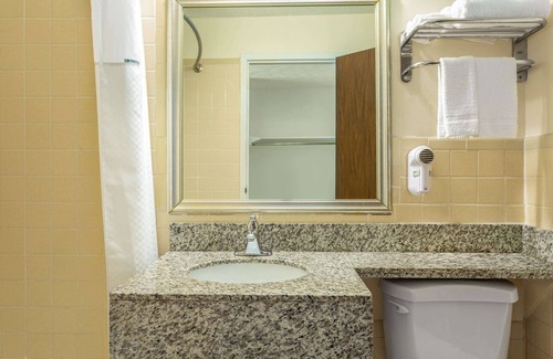 Breezewood Hotel | Days Inn by Wyndham Breezewood