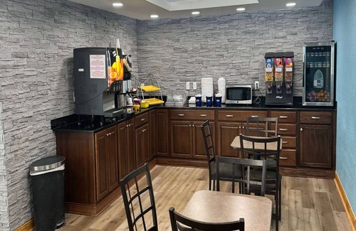 Cloverdale Hotel | Days Inn by Wyndham Cloverdale Greencastle
